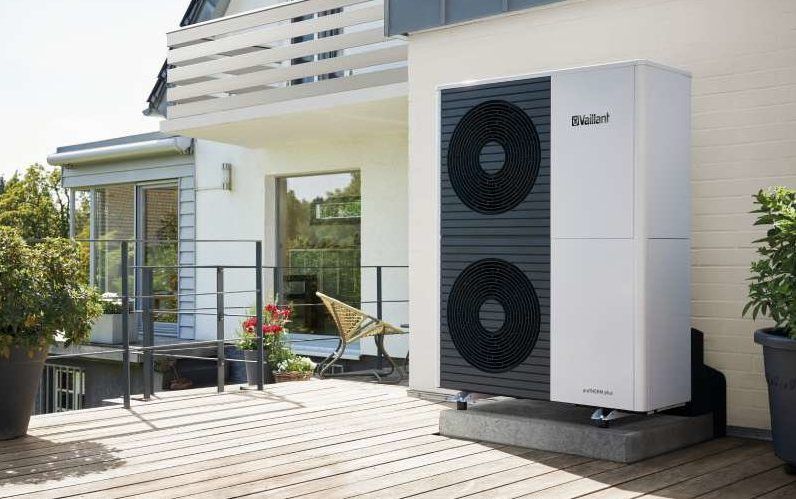 Vaillant Wärmepumpe an einem modernen Wohnhaus