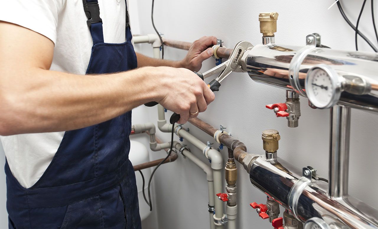 Anlagenmechaniker bei der Arbeit an einer Heizungsanlage